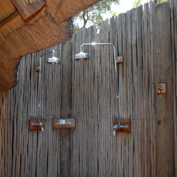 khwai river lodge outdoor showers